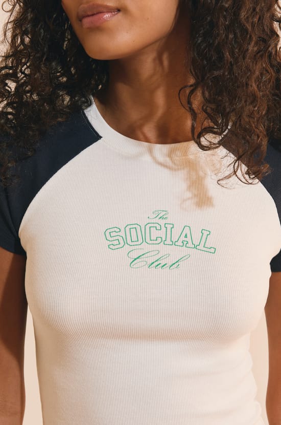 Katoenen T-shirt met &ldquo;the social club&rdquo; print;${refinementColor}