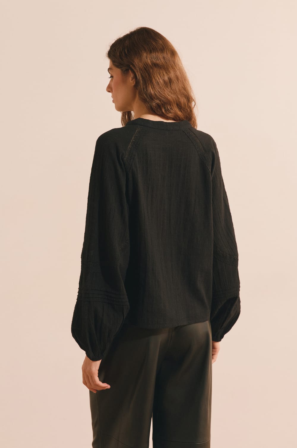Blouse col V en coton;${refinementColor}