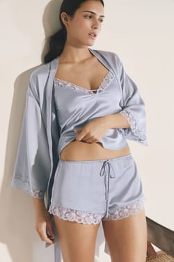 Short de pyjama satin&eacute; avec d&eacute;tail en dentelle;${refinementColor}