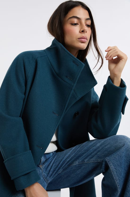 Jas met schoorsteenkraag met wol;${refinementColor}