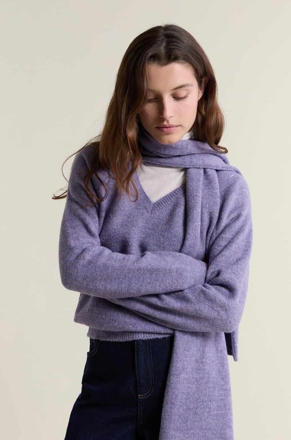 Pull col V avec &eacute;charpe int&eacute;gr&eacute;e;${refinementColor}