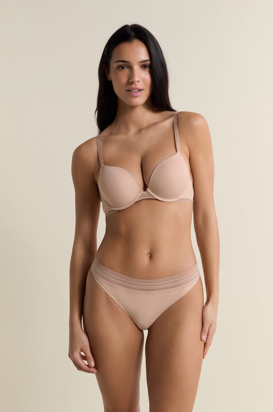 Tanga en microfibre avec d&eacute;tails en dentelle;${refinementColor}