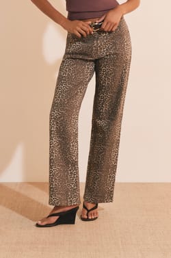 Pantalon &agrave; motif l&eacute;opard;${refinementColor}