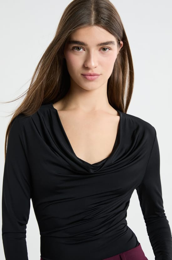 T-shirt manches longues avec d&eacute;collet&eacute; drap&eacute;;${refinementColor}