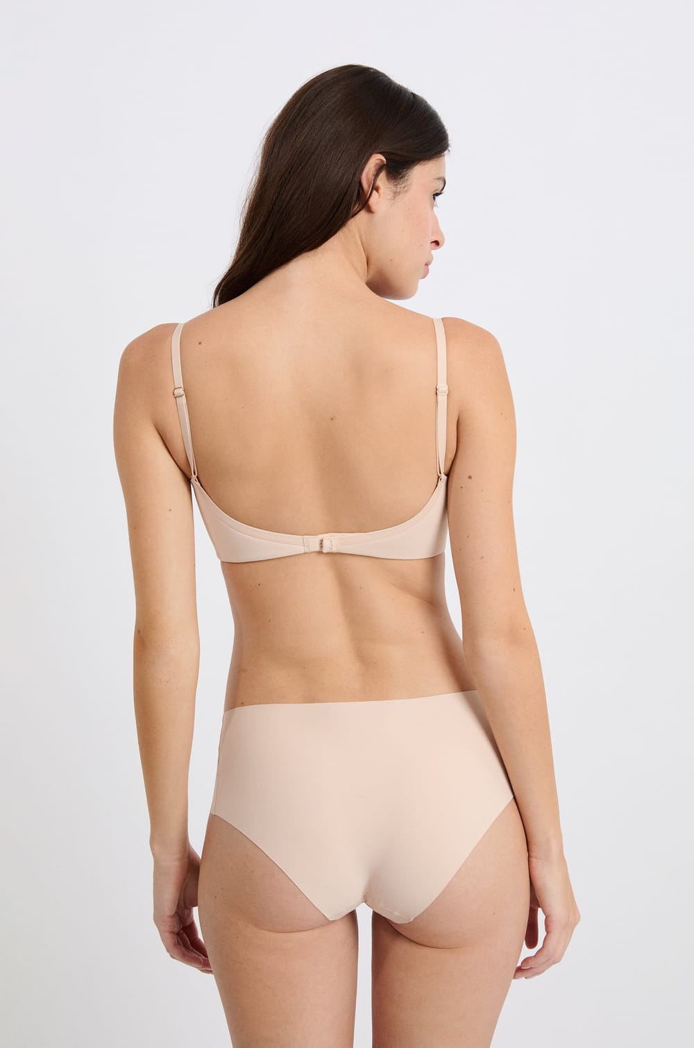 Wireless bra with lightly lined cups for special necklines;${refinementColor}