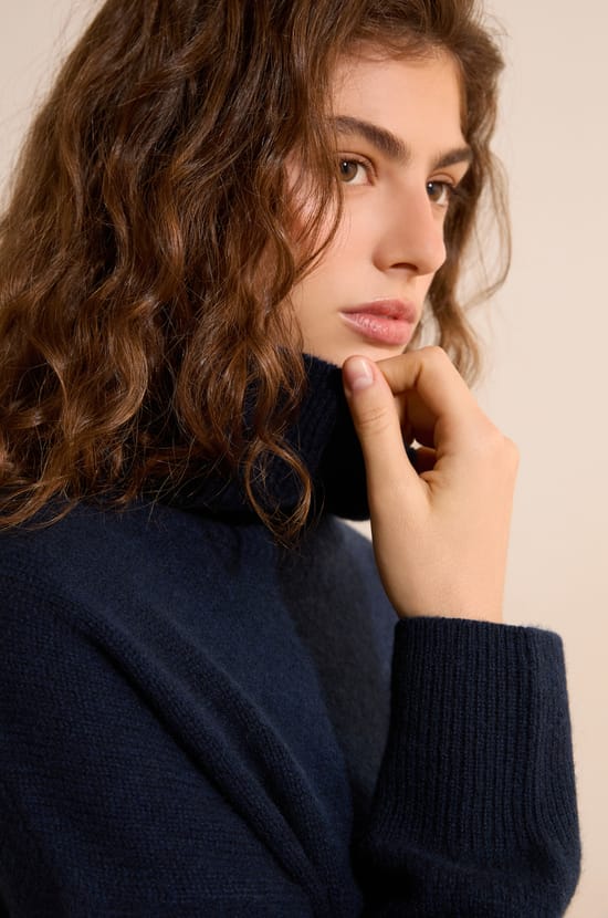 Pull col roul&eacute; ray&eacute; 100% cachemire;${refinementColor}