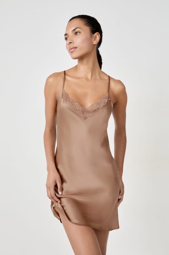 Camis&oacute;n de seda con detalles de encaje;${refinementColor}