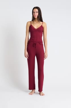 Ensemble de pyjama 2 pi&egrave;ces en maille c&ocirc;tel&eacute; d&eacute;tails dentelle;${refinementColor}