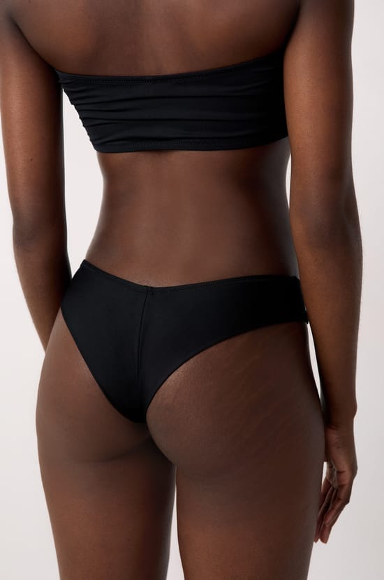 Brasilianischer High-Leg Bikini-Slip mit Satin-Effekt;${refinementColor}