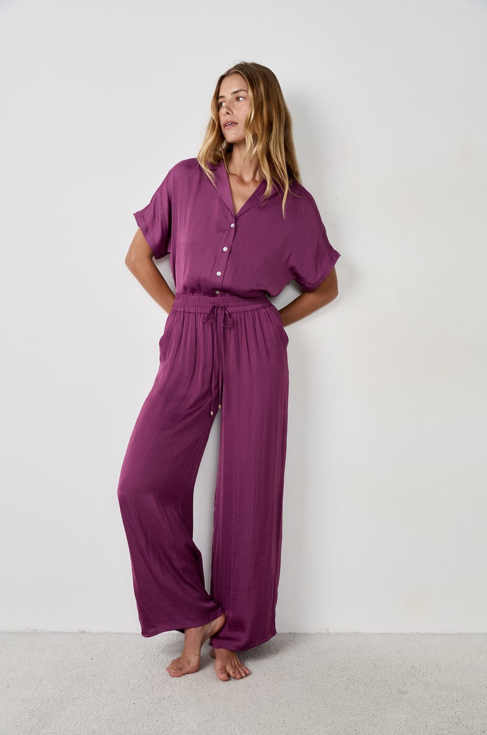 Weite Hose aus Satin;${refinementColor}