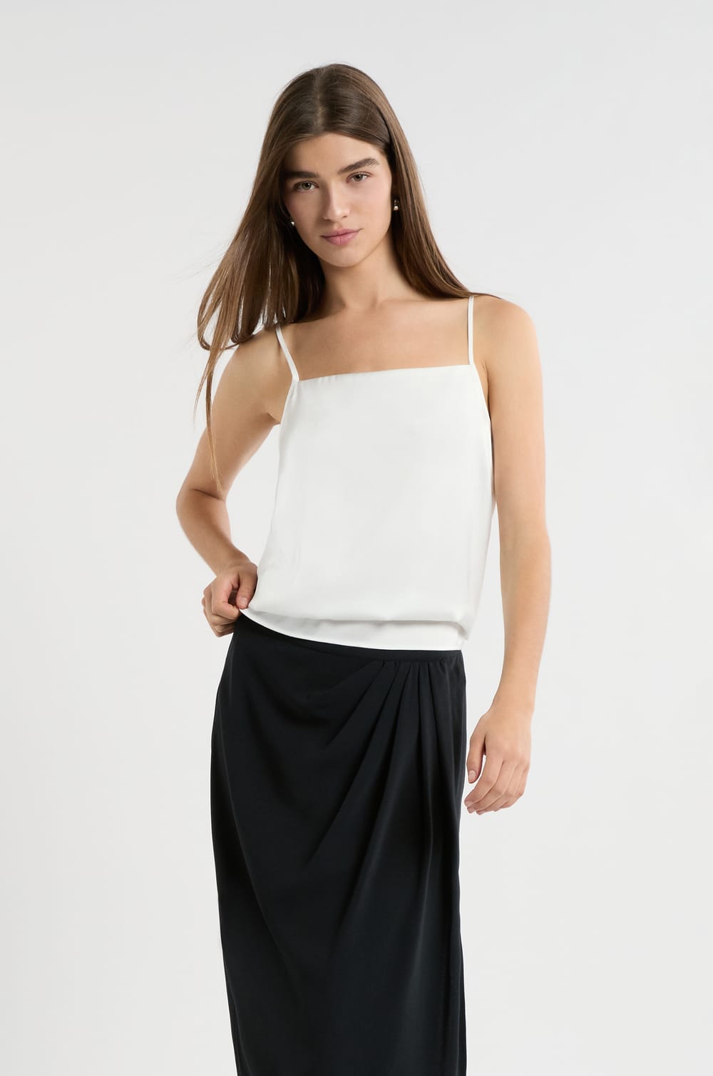 Caraco satiné à fines bretelles;${refinementColor}