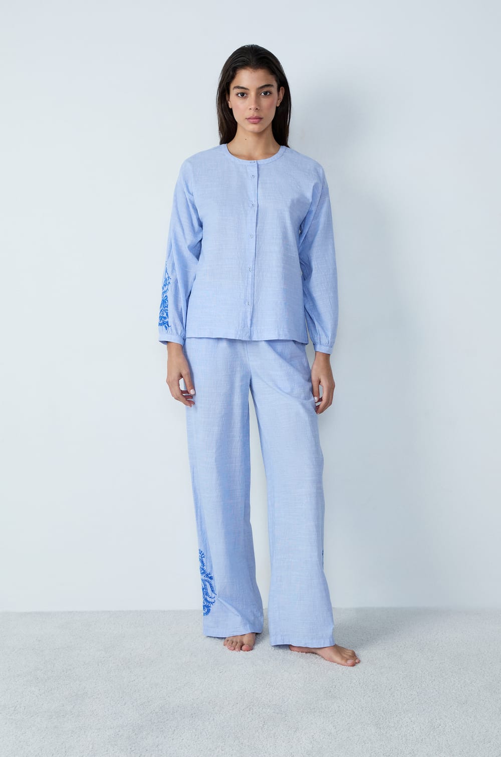 Camisa de pijama de algodón con rayas bordadas;${refinementColor}