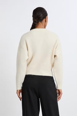 Pull col V avec boutons dorés;${refinementColor}