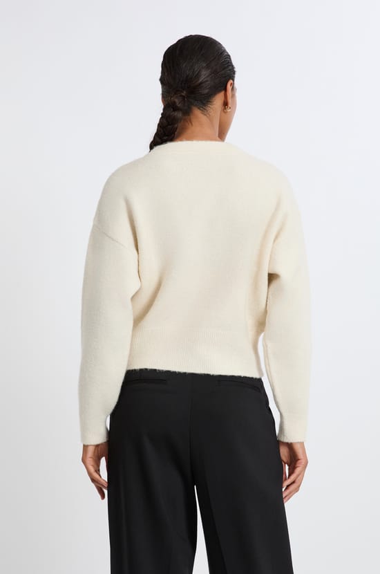 Pull col V avec boutons dorés;${refinementColor}