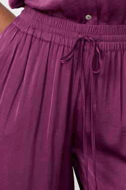 Weite Hose aus Satin;${refinementColor}