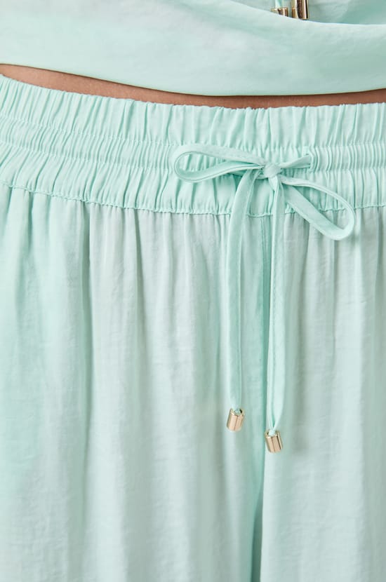 Pantalon satiné 7/8 coupe large;${refinementColor}