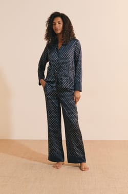 Chemise de pyjama satin&eacute;e &agrave; pois;${refinementColor}