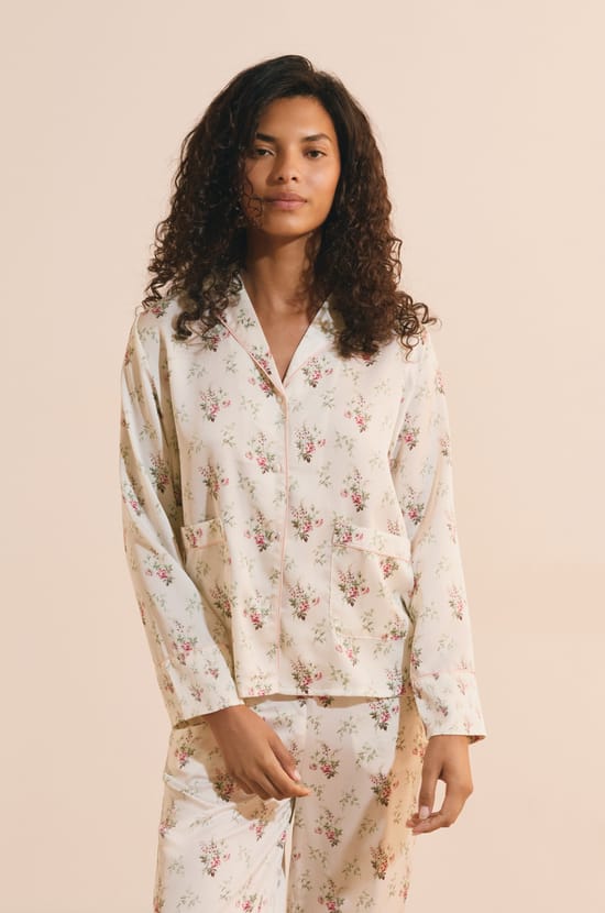 Chemise de pyjama satin&eacute;e fleurie;${refinementColor}