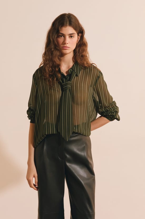Chemise tranparente &agrave; rayures et col cravate;${refinementColor}