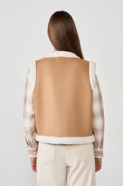 Gilet sans manches en fausse fourrure;${refinementColor}