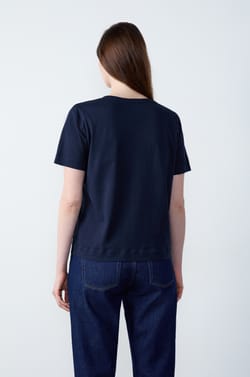 Short-sleeved V-neck T-shirt;${refinementColor}
