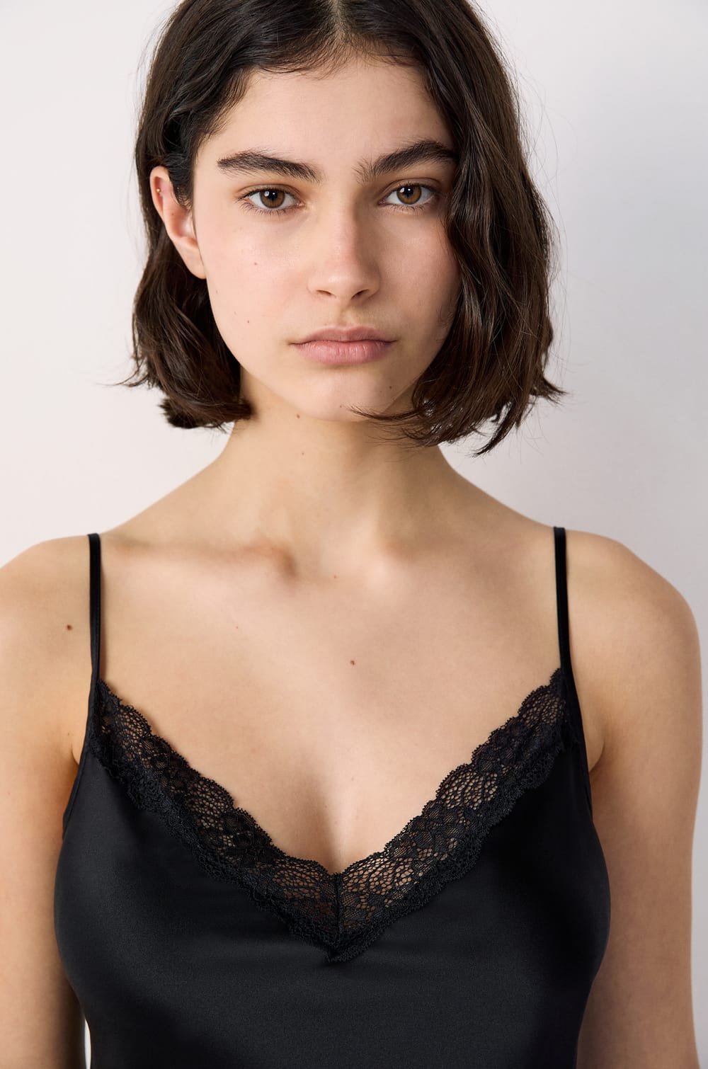 Nuisette courte en soie détails dentelle;${refinementColor}