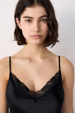 Nuisette courte en soie détails dentelle;${refinementColor}