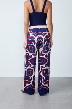 Pantalon fluide imprim&eacute;;${refinementColor}