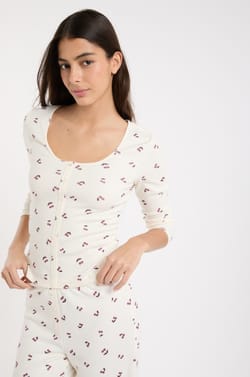 T-shirt de pyjama &agrave; motifs cerises;${refinementColor}