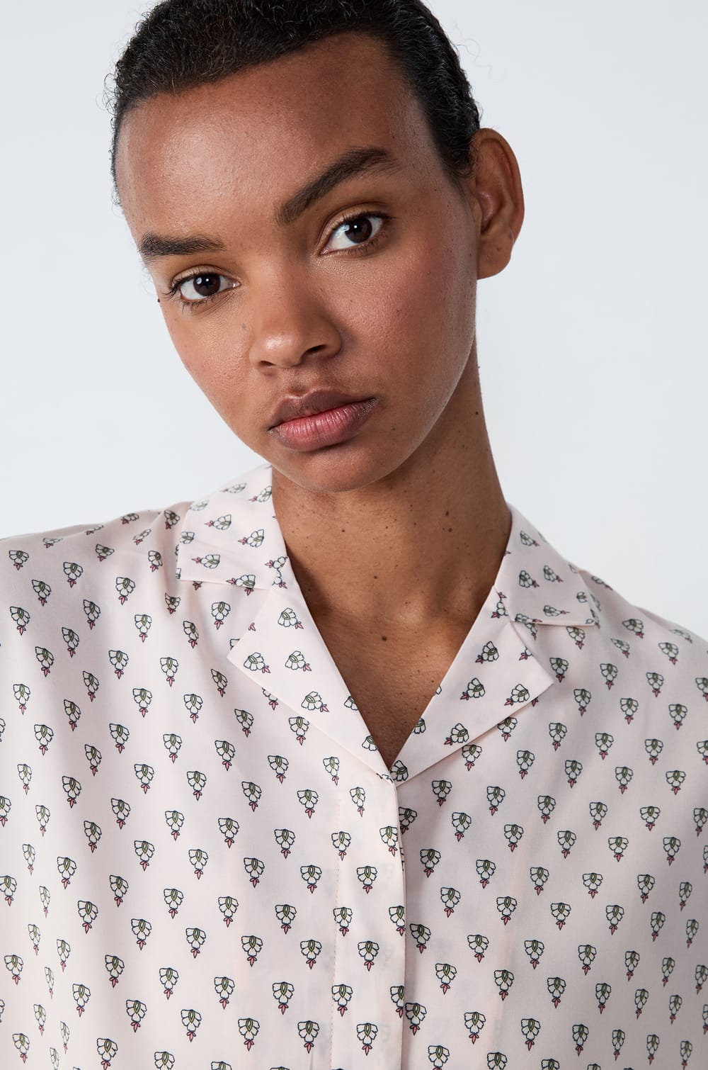 Chemise de pyjama manches courtes satinée imprimée;${refinementColor}