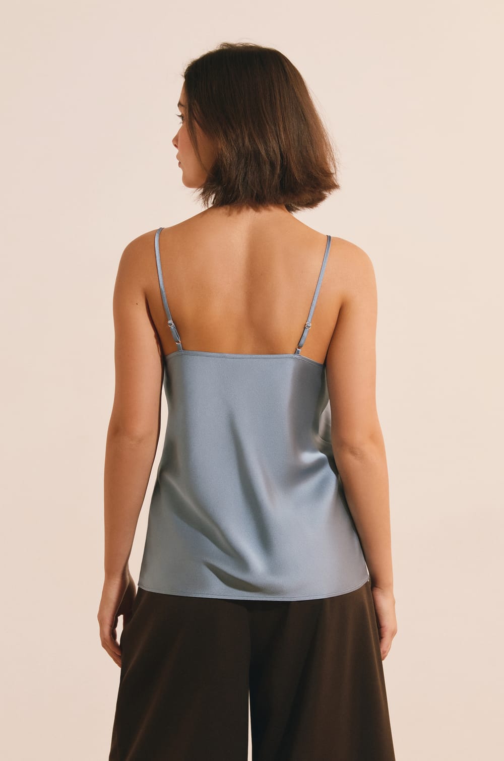 Caraco satin&eacute; avec d&eacute;tails en broderie;${refinementColor}