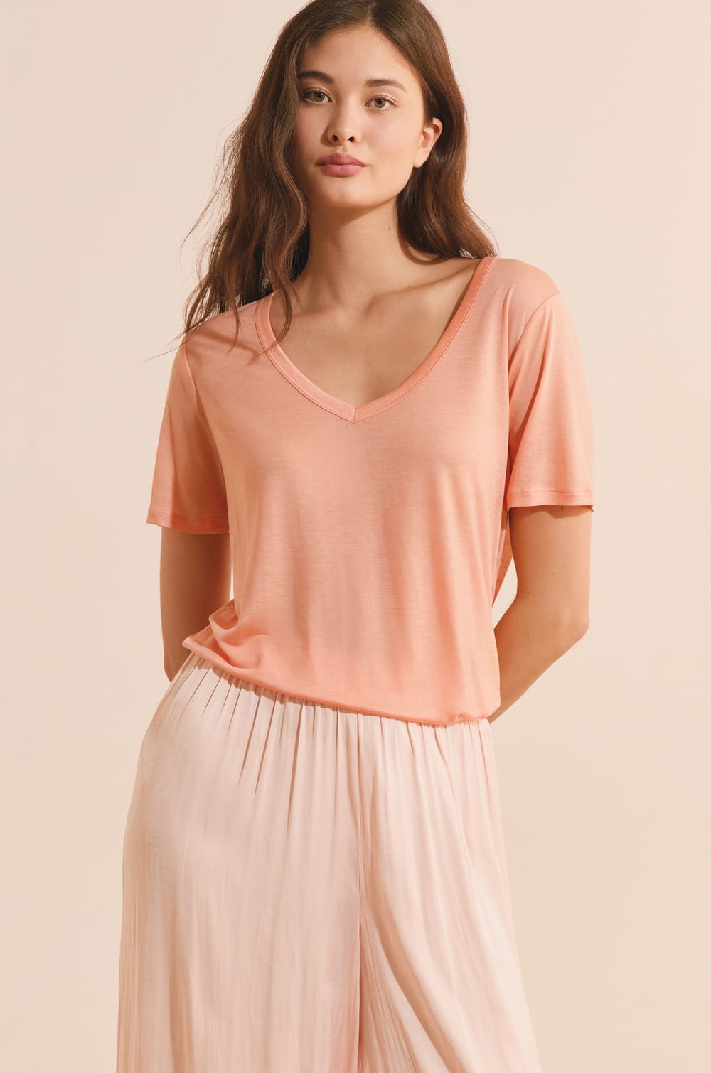 T-shirt col V manches courtes;${refinementColor}