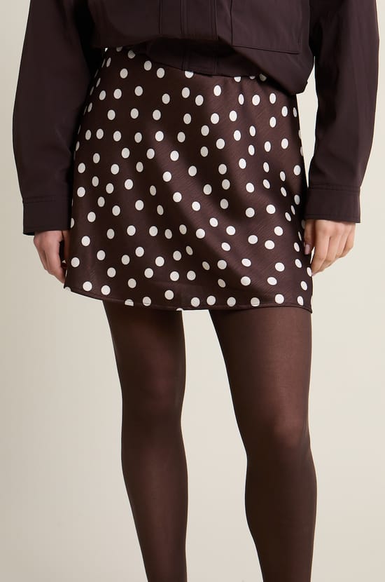 Jupe courte satin&eacute;e &agrave; pois;${refinementColor}