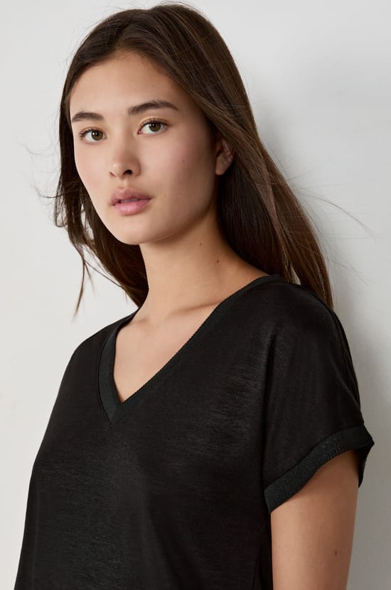Short-sleeved V-neck T-shirt;${refinementColor}