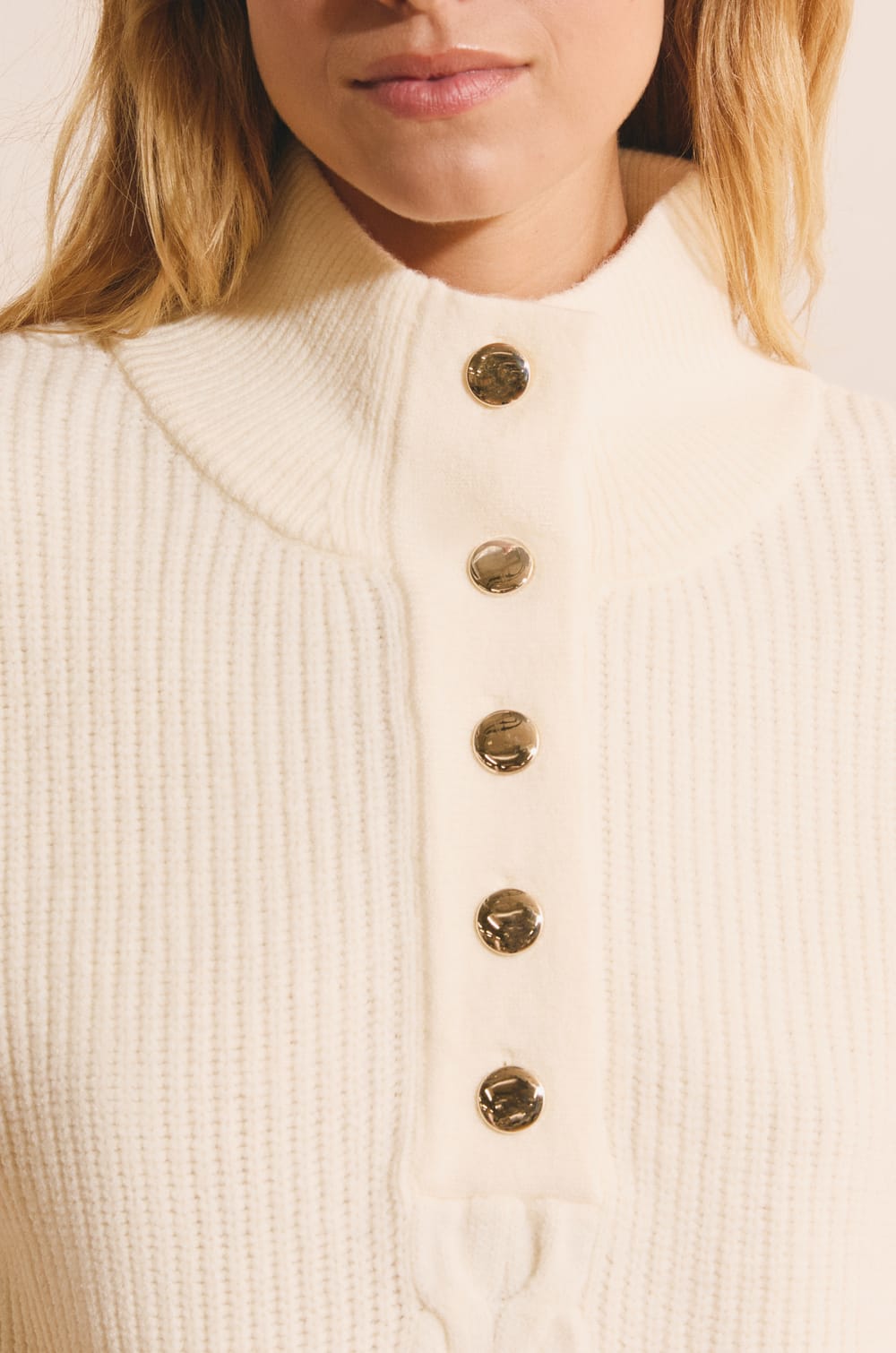 Pull manches longues avec d&eacute;tail bouton dor&eacute;;${refinementColor}