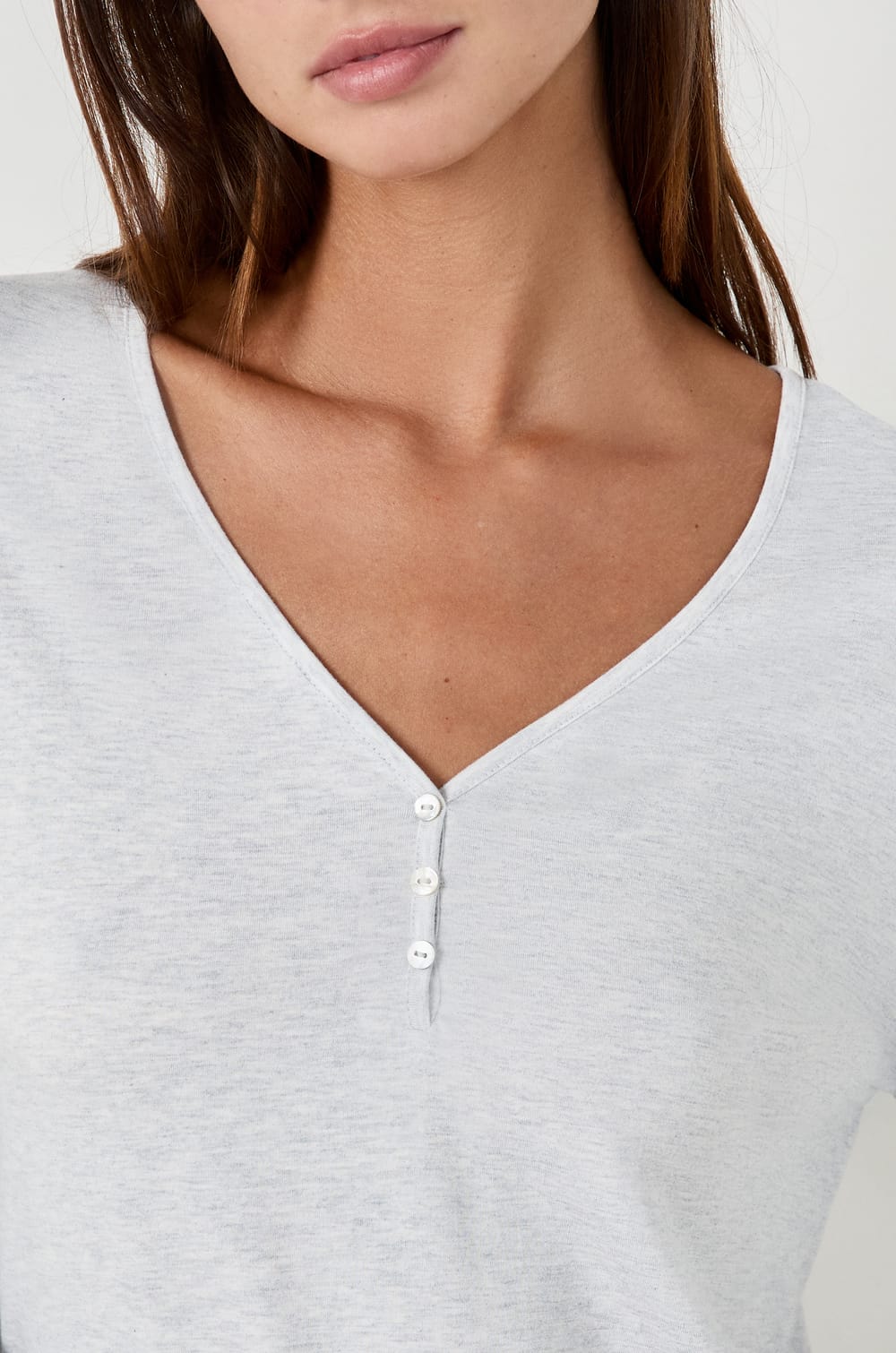 Camiseta cuello en V manga larga;${refinementColor}