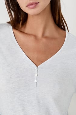 Camiseta cuello en V manga larga;${refinementColor}