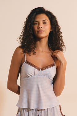 Top satin&eacute; &agrave; carreaux avec d&eacute;tails en dentelle;${refinementColor}