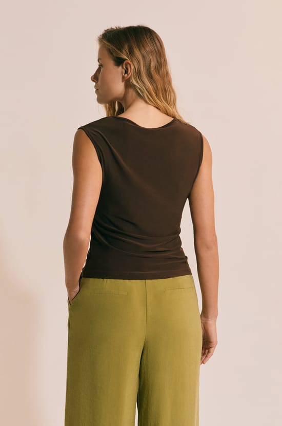 Camiseta con cuello asim&eacute;trico y detalle de joya;${refinementColor}