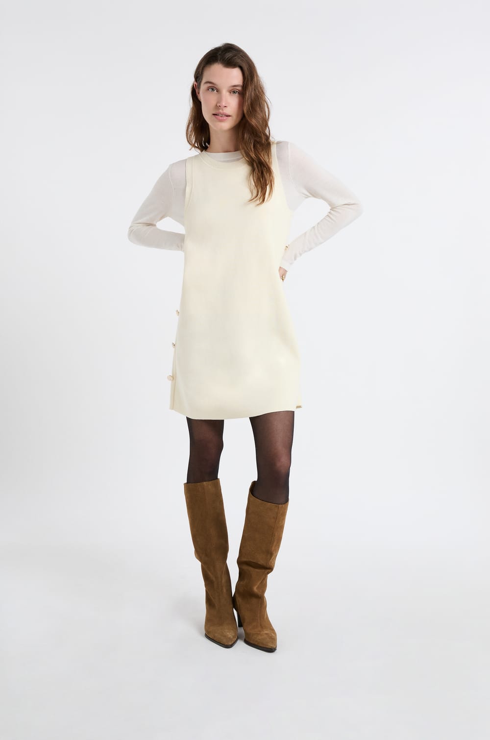 Robe courte avec boutons dor&eacute;s;${refinementColor}