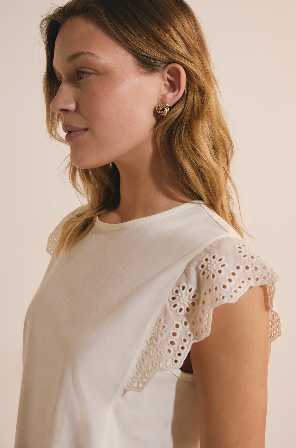 T-shirt en coton avec d&eacute;tails brod&eacute;s;${refinementColor}