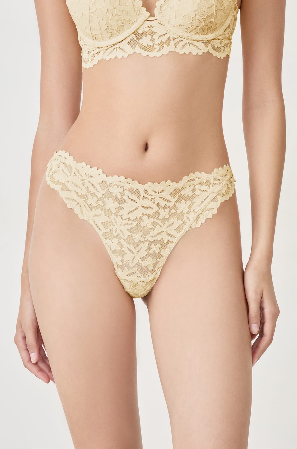 Tanga en dentelle;${refinementColor}