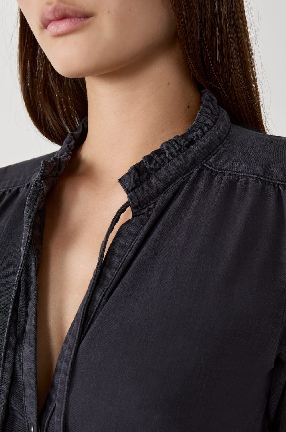 Chemise col V;${refinementColor}