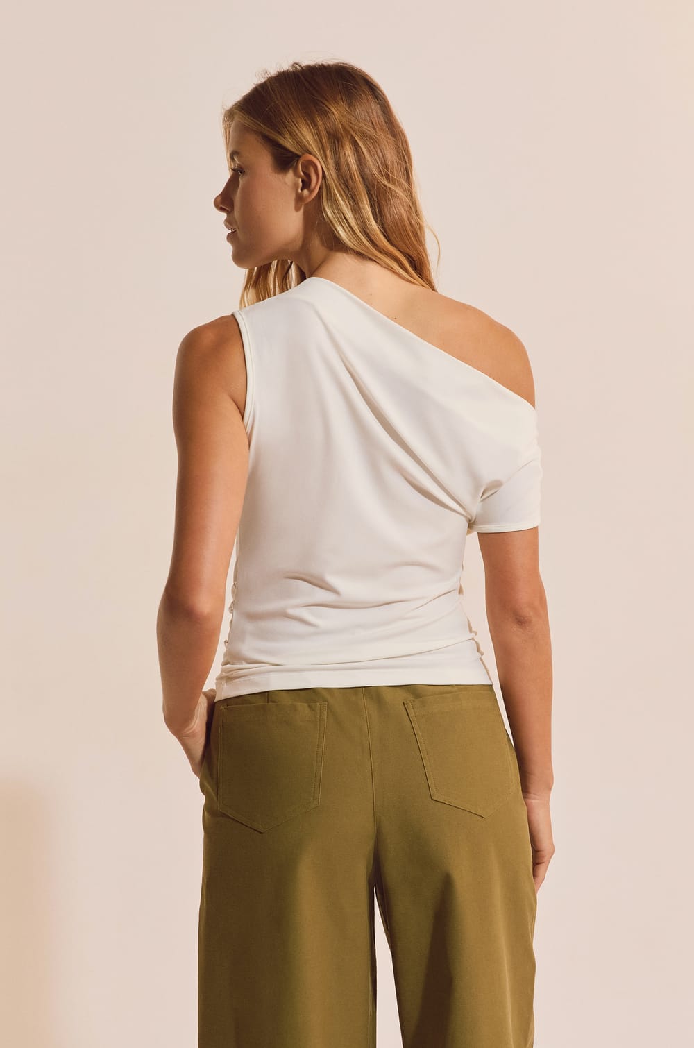 Top &agrave; encolure asym&eacute;trique drap&eacute;e;${refinementColor}