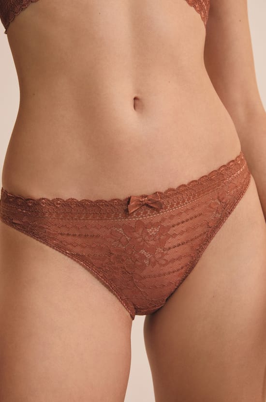 Culotte en dentelle;${refinementColor}
