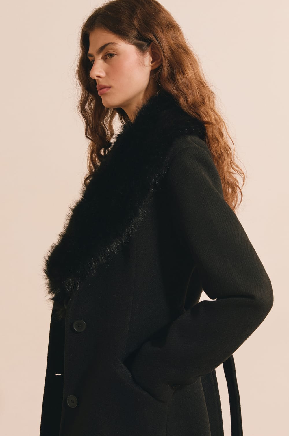 Manteau long avec col en fausse fourrure;${refinementColor}
