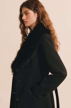 Manteau long avec col en fausse fourrure;${refinementColor}