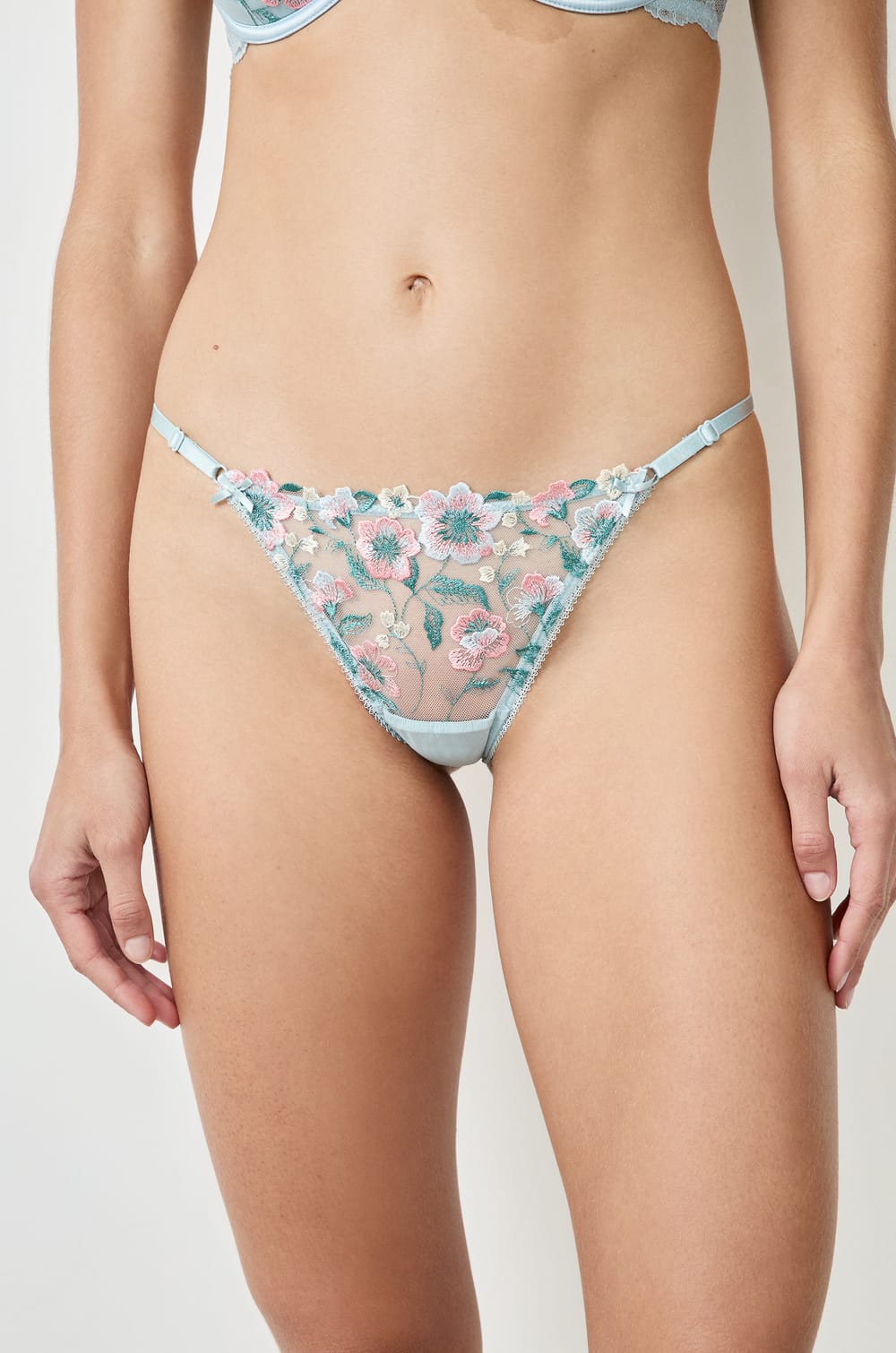 Tanga de hilo con encaje;${refinementColor}