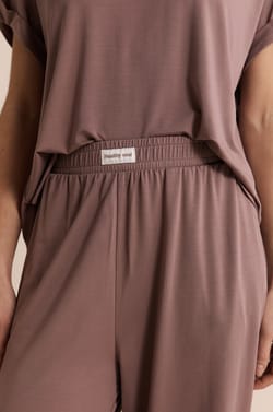 Pantalon de pyjama droit &eacute;lastiqu&eacute; r&eacute;alis&eacute; avec une fibre enrichie en Aloe Vera;${refinementColor}