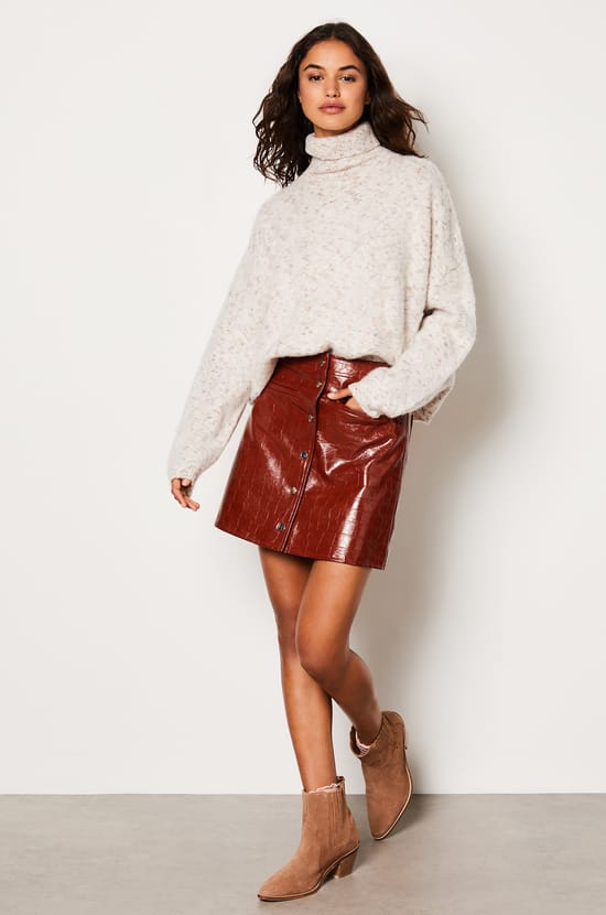 Jupe courte en simili cuir;${refinementColor}